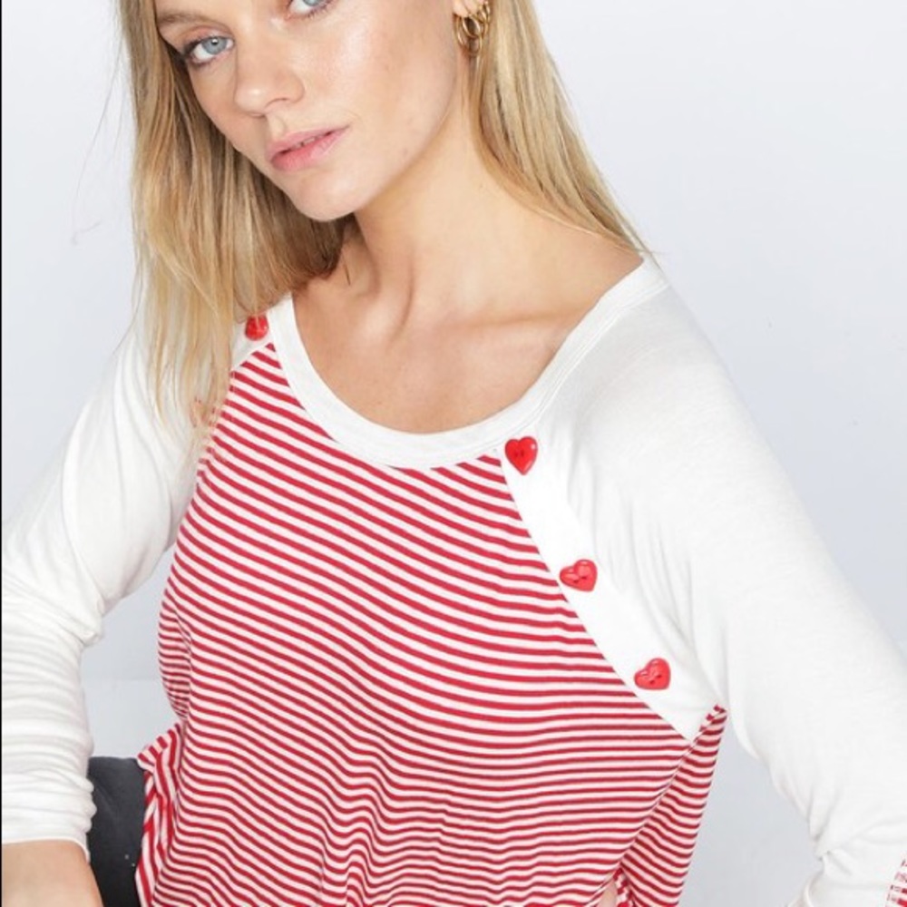 Cute as a Button Top in black - Picture 3 of 8